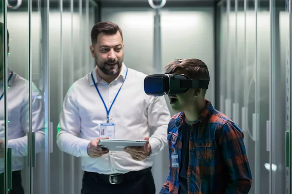 Técnico de TI mostrando la presentación VR — Foto de Stock