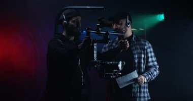 Yönetmen yıkamaları genç kameraman