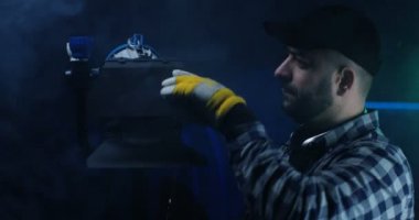 Kameraman test ışık ekipmanları