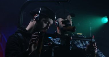 Yönetmen yıkamaları genç kameraman