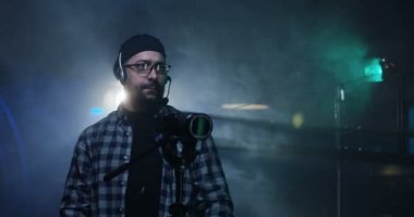 Genç yönetmen bir film setinde talimatlar vermek