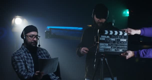 若い監督の映画のセット上の指示を与える — ストック動画