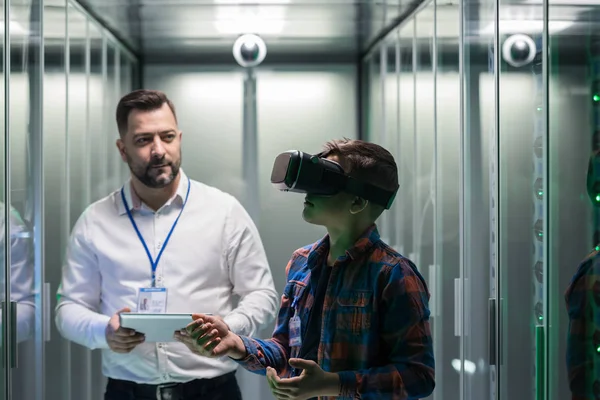 Técnico de TI mostrando la presentación VR — Foto de Stock