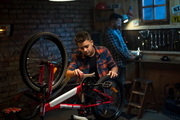 Ojciec i syn, Naprawa rowerów w garażu — Zdjęcie stockowe