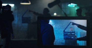 Kavga sahnesi bir film yapıyor genç film oyuncuları