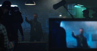Kavga sahnesi bir film yapıyor genç film oyuncuları