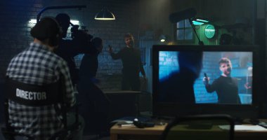 Kavga sahnesi film sahne sette çekim yaparken oynayan aktörler izlerken yönetmen