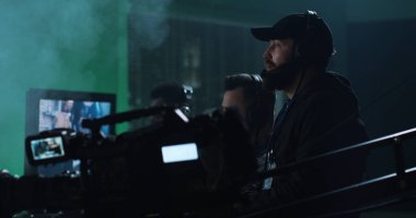 Genç yönetmenler film aktörler için talimatlar vermek