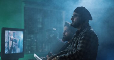 İşçilerin film üzerinde çalışırken bağırarak film yapımcısı