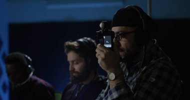 Genç yönetmen bir film setinde talimatlar vermek