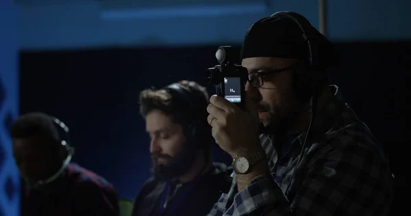 Joven director dando instrucciones en un set de cine — Foto de Stock