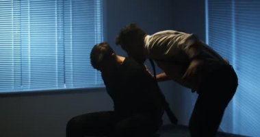 Sorgulama sırasında aşırı güç kullanarak polis