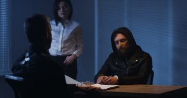 Müfettişler bir suçluyu sorguluyor