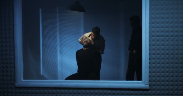 Les policiers utilisent une force excessive pendant l'interrogatoire — Video