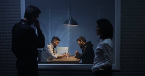 Hombre Una Investigadora Observando Colega Interrogando Traficante Drogas — Vídeo de stock