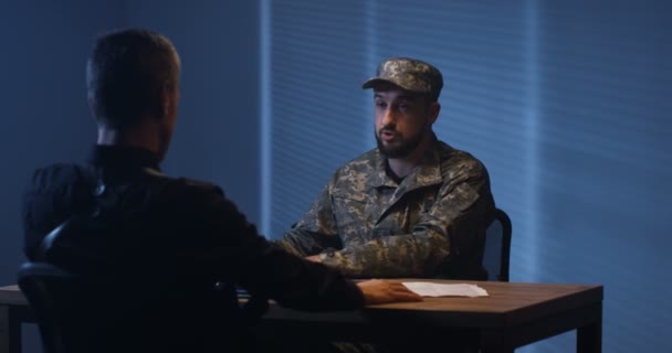 Policial a interrogar um soldado — Vídeo de Stock