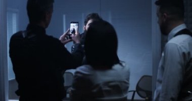 Polis ceza cam arkasında ile eğleniyor
