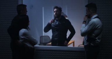 Polis ceza cam arkasında ile eğleniyor