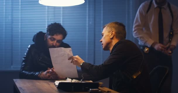 Des policiers interrogent un dealer de drogue 