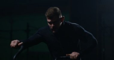 Genç adam bir makine ile egzersiz