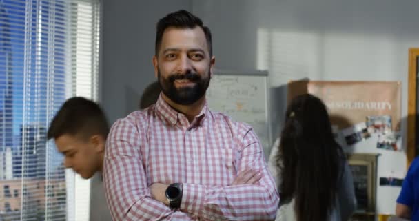 Retrato de un voluntario masculino — Vídeos de Stock