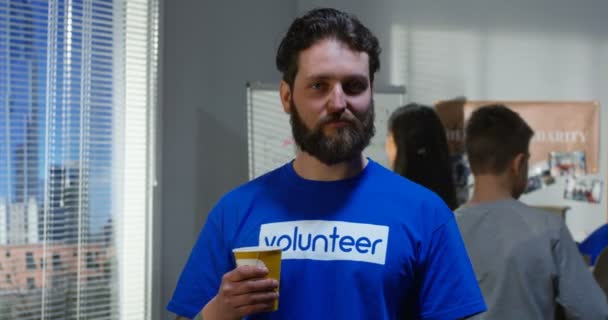 Портрет добровольца-мужчины — стоковое видео