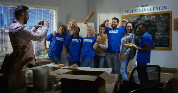 Equipo de voluntarios posando para la foto de grupo — Vídeos de Stock