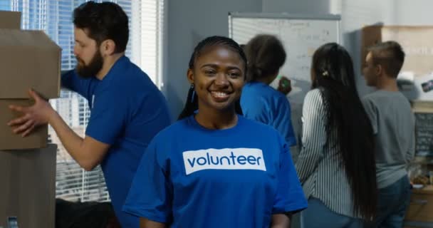 Retrato de voluntária feminina — Vídeo de Stock