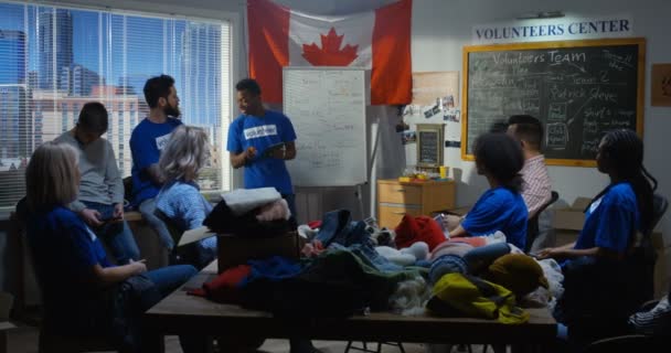 Bir toplantı mı gönüllü ekip — Stok video