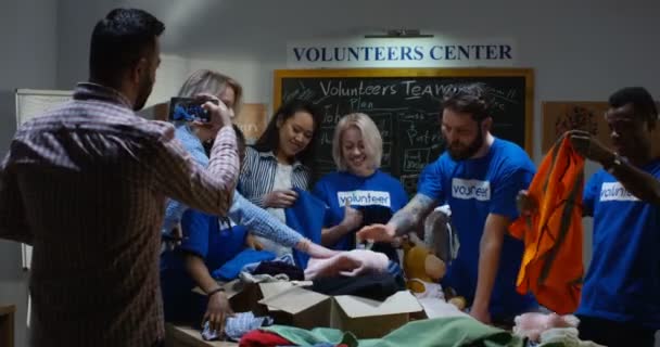 Mediana toma de un equipo de voluntarios en el trabajo — Vídeo de stock