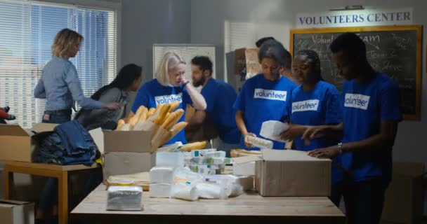Equipe de voluntários embalando alimentos — Vídeo de Stock