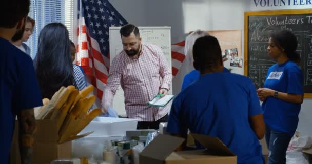 Equipo de voluntarios teniendo una reunión — Vídeo de stock