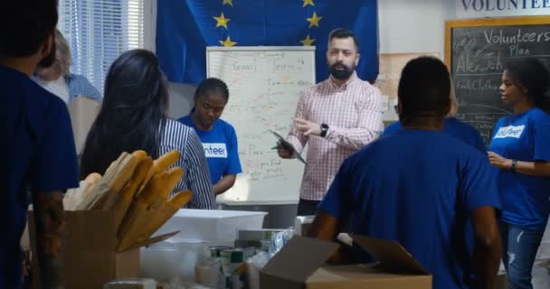 Equipo de voluntarios teniendo una reunión — Vídeo de stock