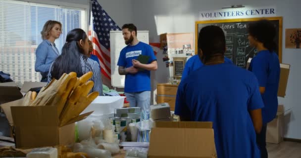 Equipo de voluntarios teniendo una reunión — Vídeos de Stock