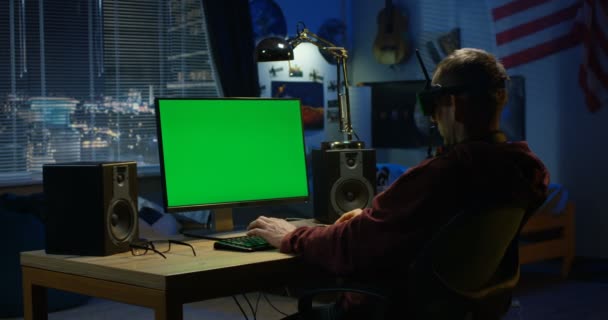 Мужчина пользовался компьютером во время ношения гарнитуры — стоковое видео