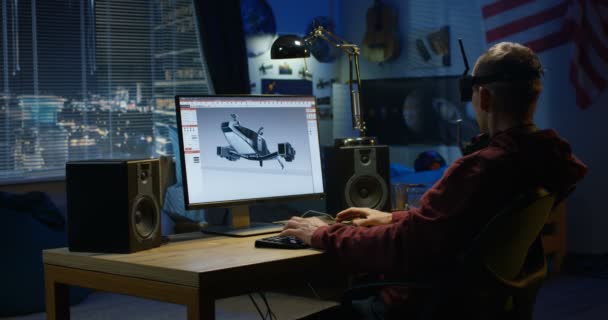 Человек проектирует самолет на компьютере — стоковое видео