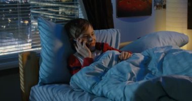 Erkek yatakta yatarken arama yapma