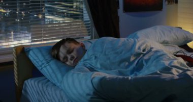 yatağında uyuyan çocuk