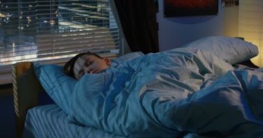 yatağında uyuyan çocuk