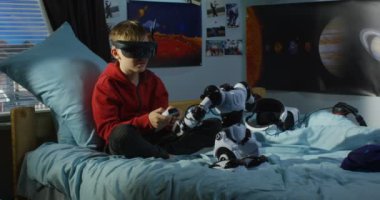 Oyuncak bir robot ile oynayan çocuk