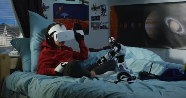 Garçon jouer avec son robot jouet — Video