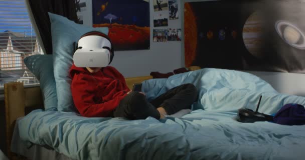 Ragazzo guardarsi intorno mentre indossa VR auricolare — Video Stock