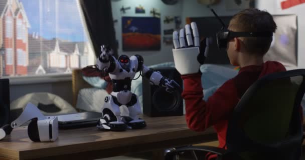 Menino brincando com seu robô de brinquedo — Vídeo de Stock