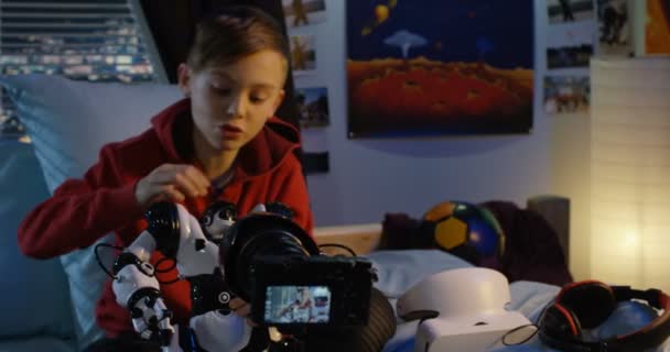 Fiú forgatás játék robot felülvizsgálata — Stock videók