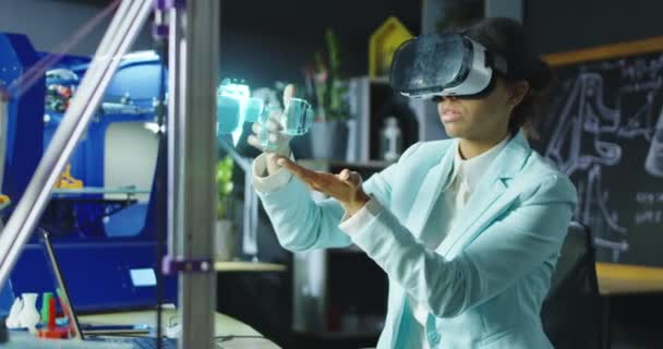 Vr のヘッドセットを使用して女性の科学者 — ストック動画
