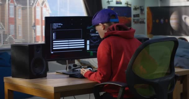 Προγραμματιστής αγόρι κωδικοποίησης στον υπολογιστή του — Αρχείο Βίντεο