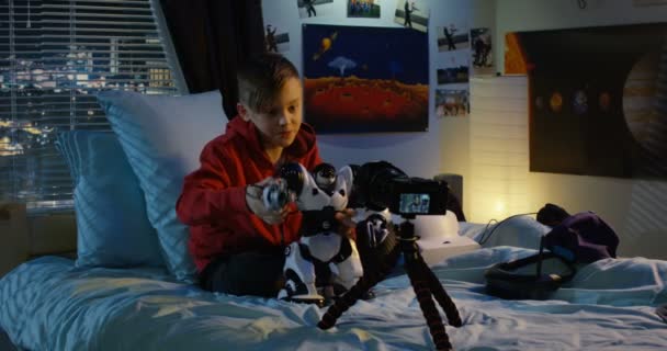 男孩拍摄玩具机器人评论 — 图库视频影像