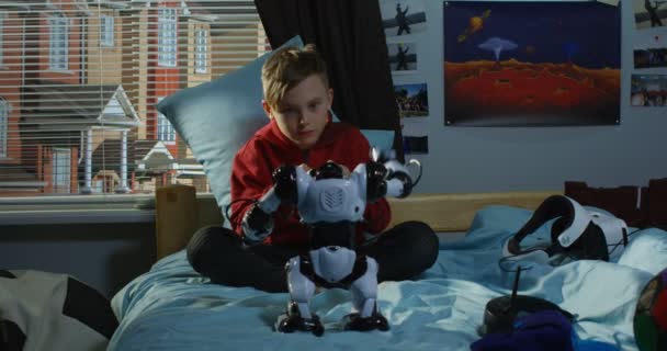 Boy bermain dengan robot mainan — Stok Video