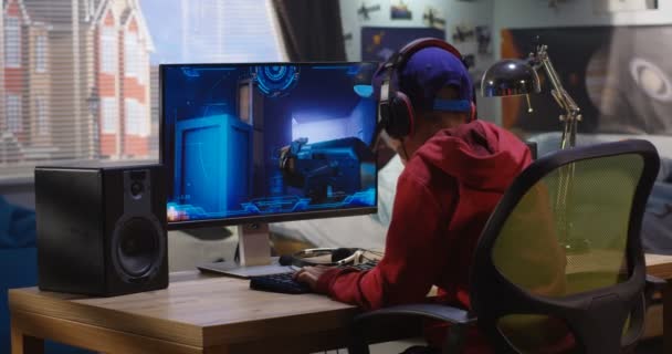 Niño jugando con un videojuego — Vídeos de Stock