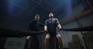 Genç adam savaş ip ile eğitim nezaret eğitmen